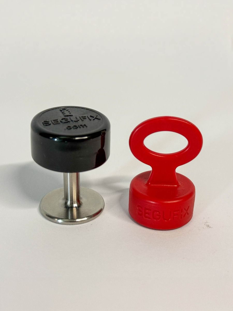 Magnetic lock for rip resistant clothing
